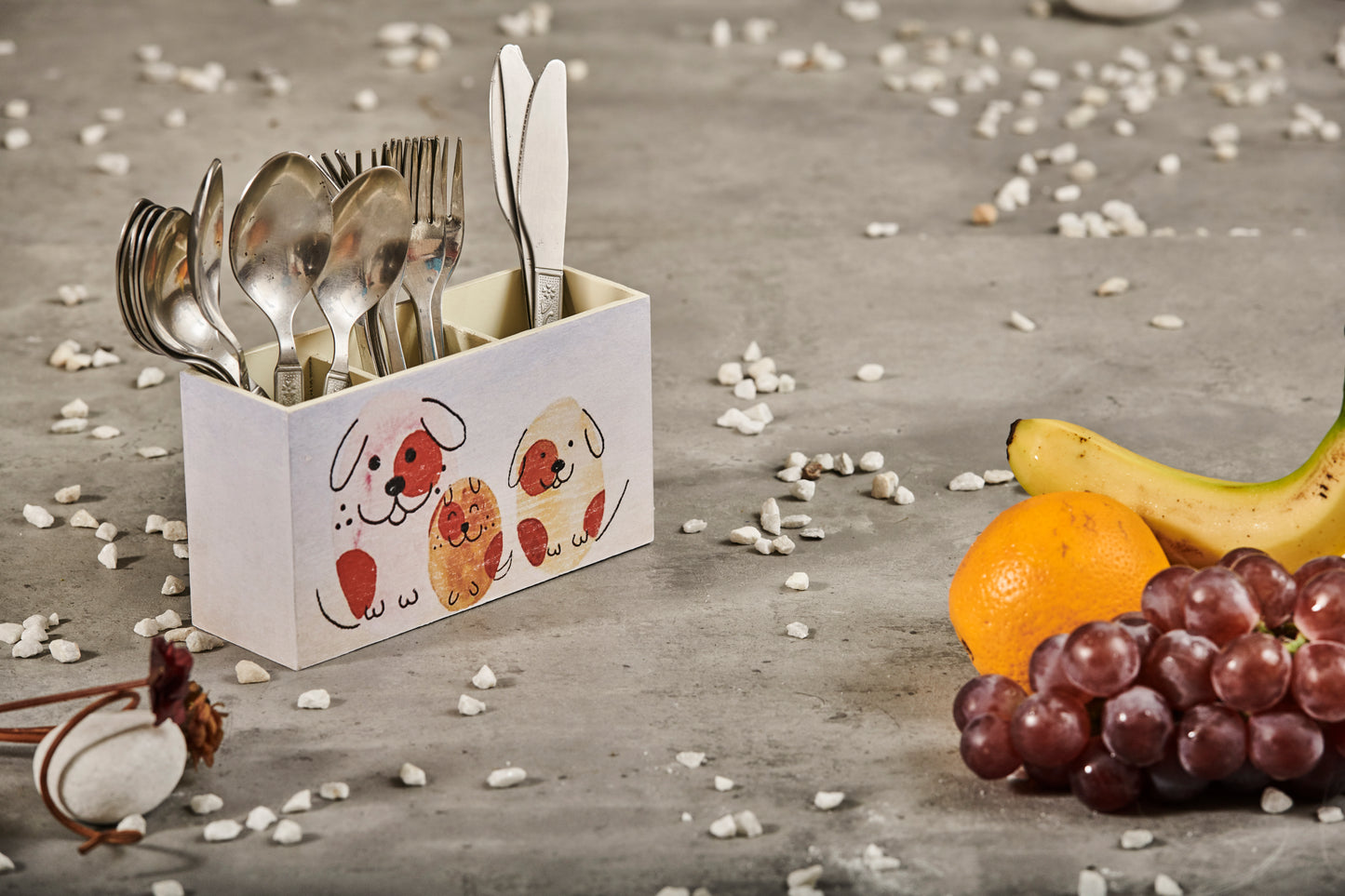 A Tiny Mistake Happy Dogs Wooden Cutlery Holder, 18 x 10 x 6.5 cm