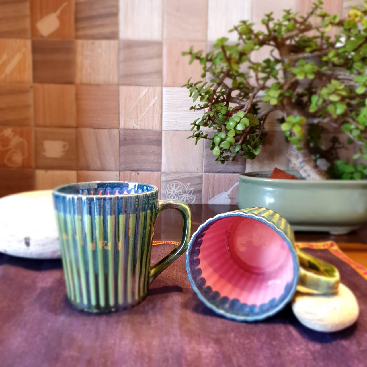 Elegant Dual Colours Ceramic Mugs, Set of 2, Coffee and Tea Mugs, Soup Mugs 390 Ml Each (Green on The Outside Pink on The Inside)