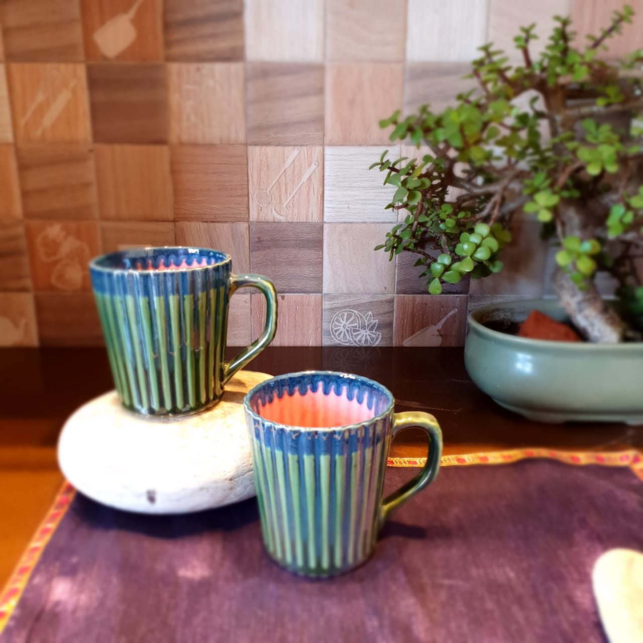 Elegant Dual Colours Ceramic Mugs, Set of 2, Coffee and Tea Mugs, Soup Mugs 390 Ml Each (Green on The Outside Pink on The Inside)