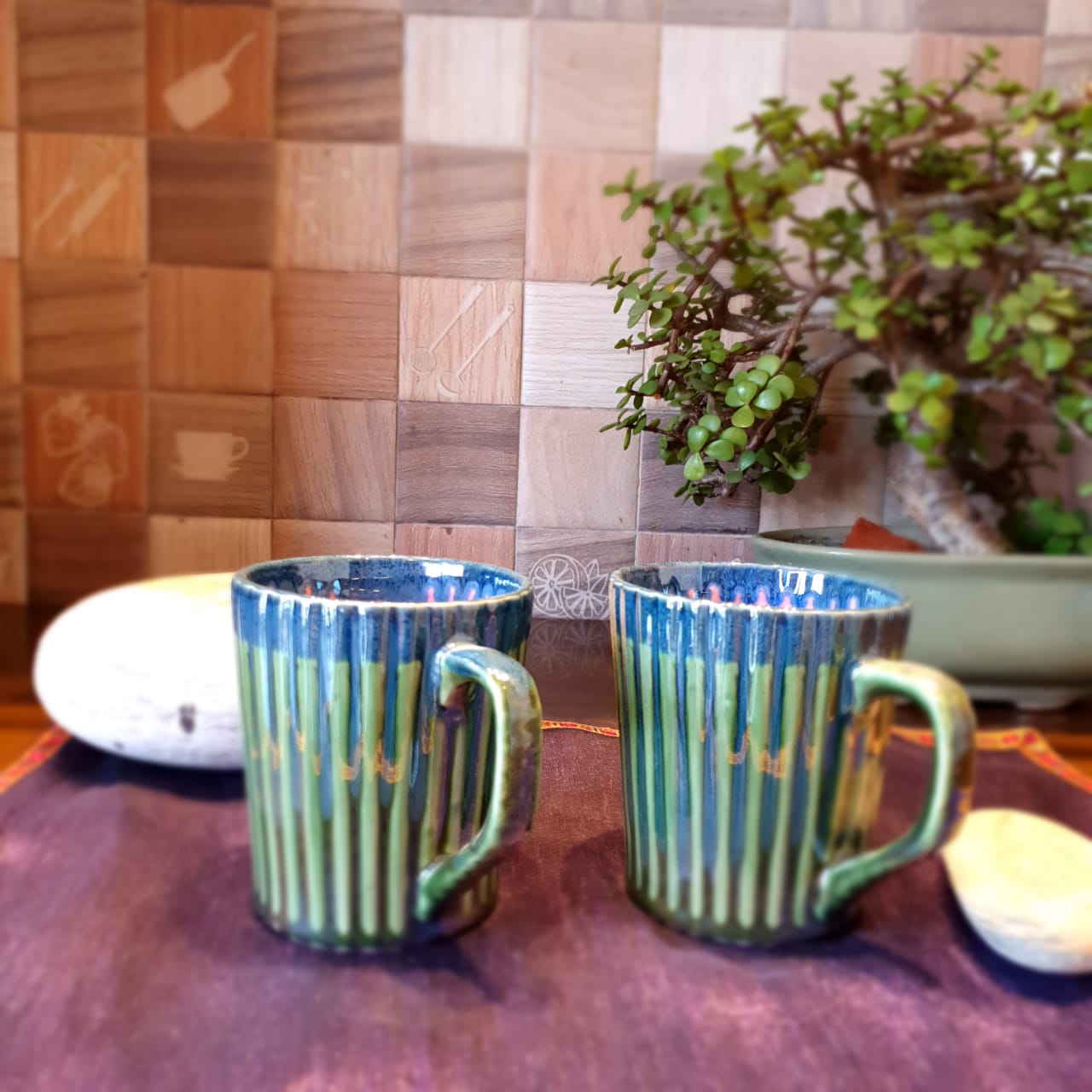 Elegant Dual Colours Ceramic Mugs, Set of 2, Coffee and Tea Mugs, Soup Mugs 390 Ml Each (Green on The Outside Pink on The Inside)